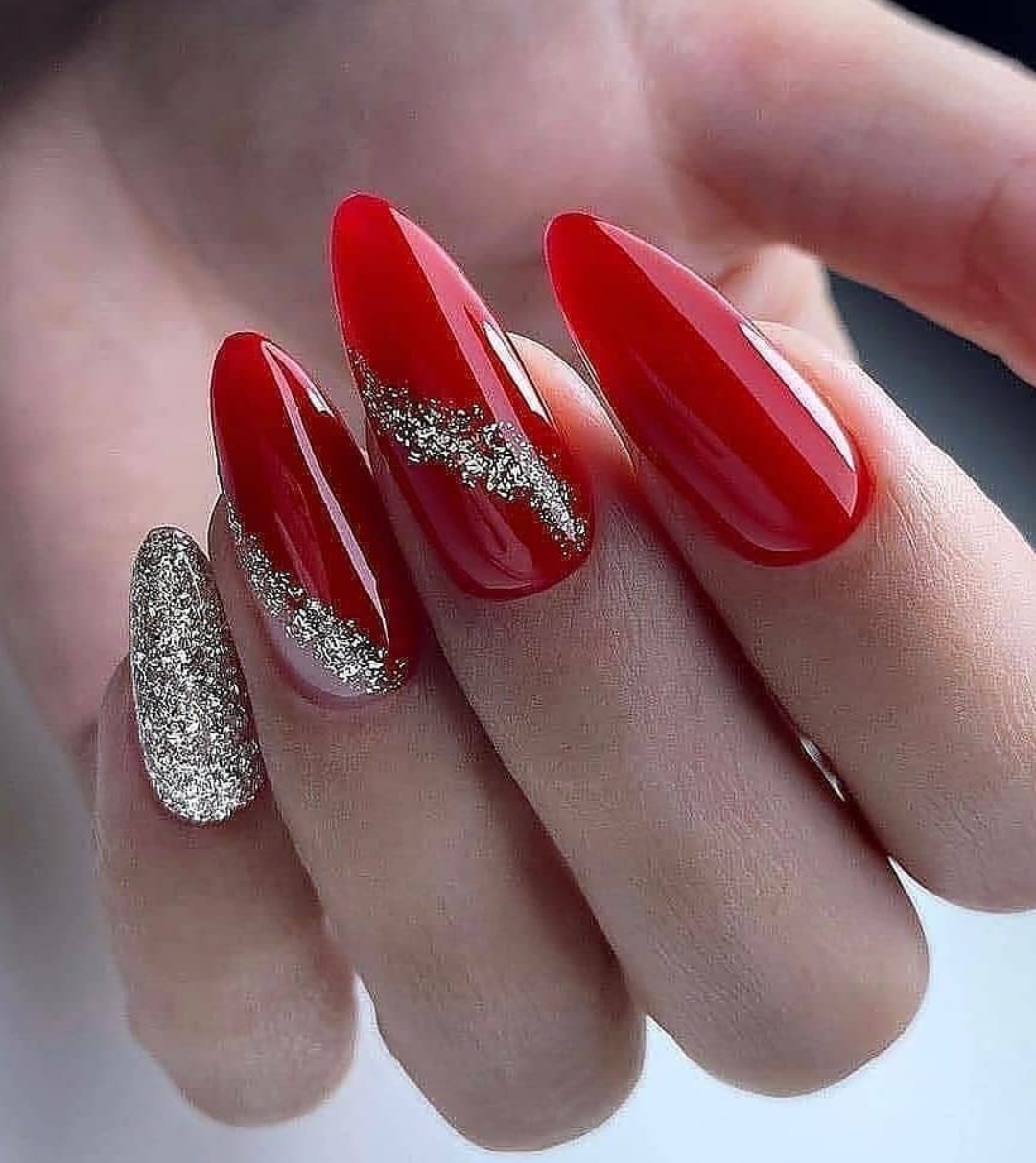 Дизайн ногтей красный с серебром и стразами